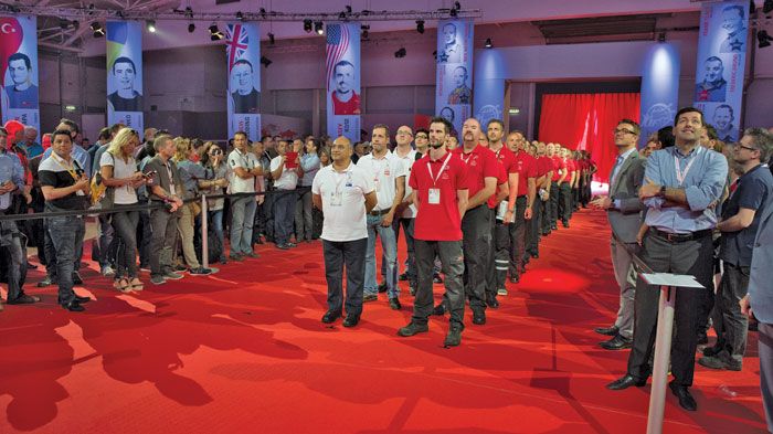 Οι διαγωνιζόμενοι σε παράταξη μαζί με τους «προπονητές τους» λίγο πριν την έναρξη των δοκιμασιών.	